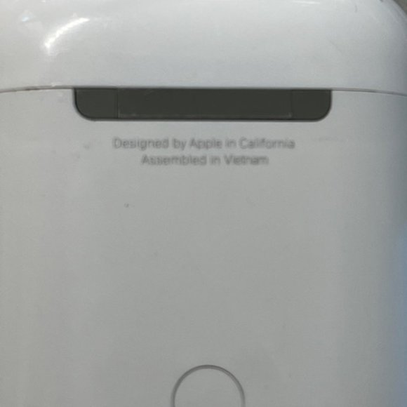 Apple AirPods with Charging Case (2nd Generation) - Picture 5 of 5